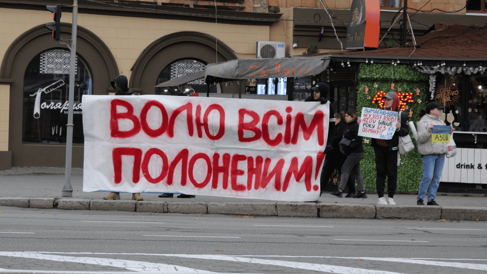 Волю всім полоненим: в Запоріжжі відбулась акція на підтримку полонених – ФОТОРЕПОРТАЖ