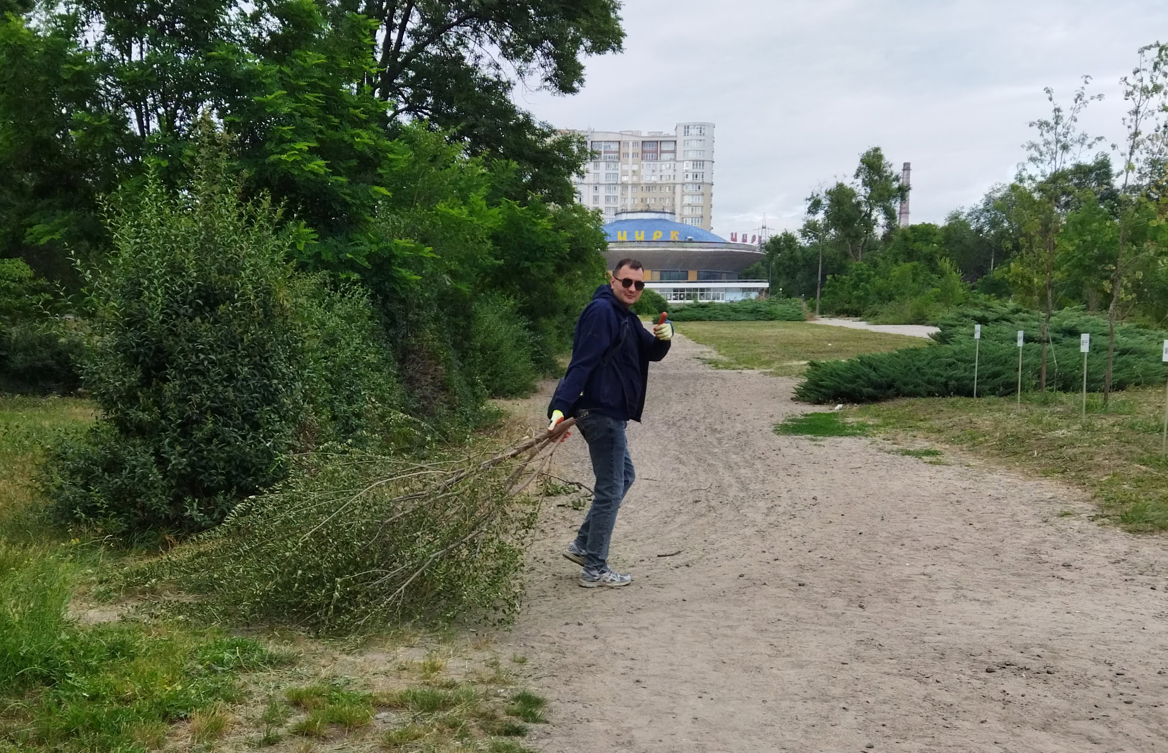 Вихідні в сквері Тарасова: вуличні меблі та толока