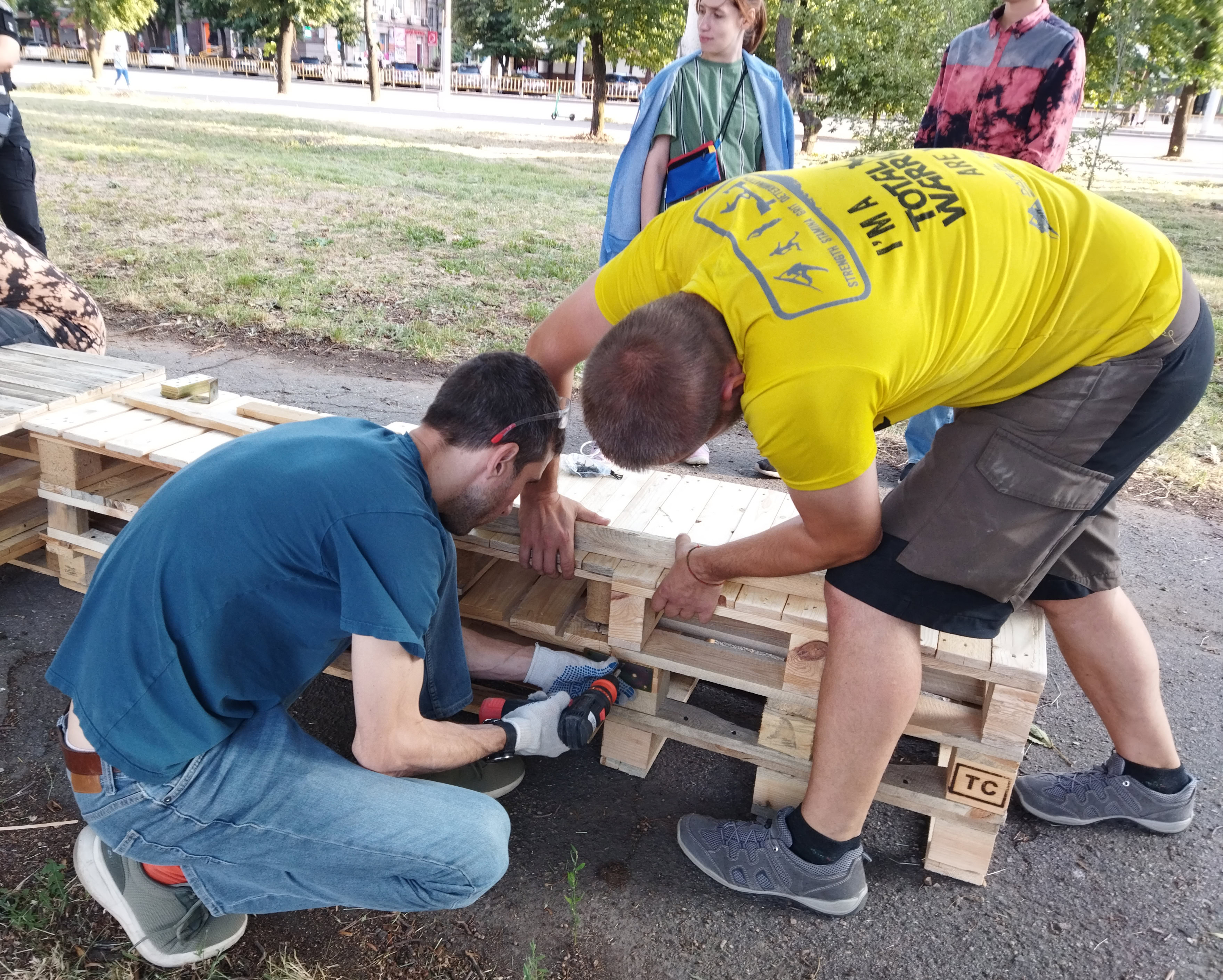 Вихідні в сквері Тарасова: вуличні меблі та толока