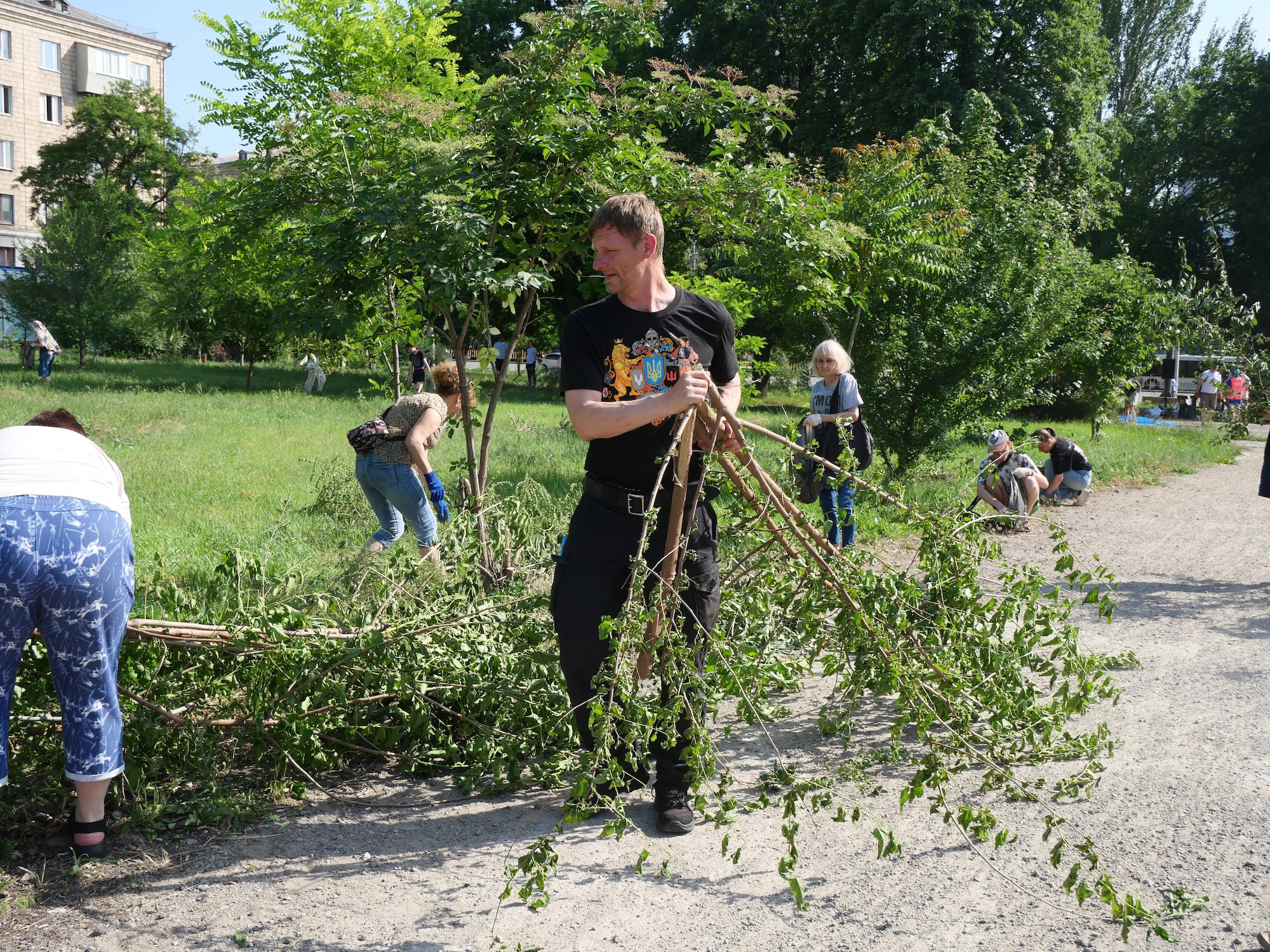 «Clean & Dance»: як небайдужі запоріжці прибирали у сквері Тарасова під музику