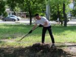 «Clean & Dance»: як небайдужі запоріжці прибирали у сквері Тарасова під музику