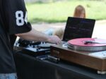 «Clean & Dance»: як небайдужі запоріжці прибирали у сквері Тарасова під музику