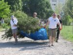 «Clean & Dance»: як небайдужі запоріжці прибирали у сквері Тарасова під музику