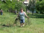 «Clean & Dance»: як небайдужі запоріжці прибирали у сквері Тарасова під музику