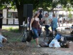 «Clean & Dance»: як небайдужі запоріжці прибирали у сквері Тарасова під музику