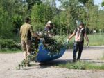 «Clean & Dance»: як небайдужі запоріжці прибирали у сквері Тарасова під музику