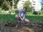«Clean & Dance»: як небайдужі запоріжці прибирали у сквері Тарасова під музику