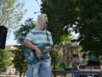 «Clean & Dance»: як небайдужі запоріжці прибирали у сквері Тарасова під музику