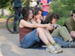 «Clean & Dance»: як небайдужі запоріжці прибирали у сквері Тарасова під музику