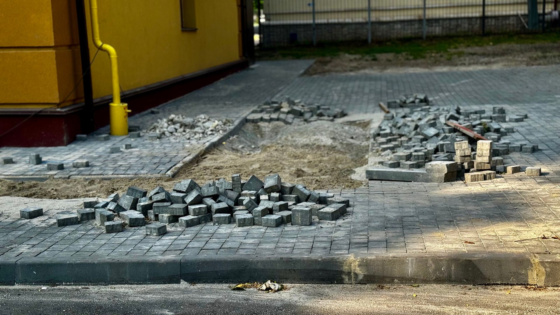 Троянди замість руїн: як оновили Сталеварів,16 після обстрілу