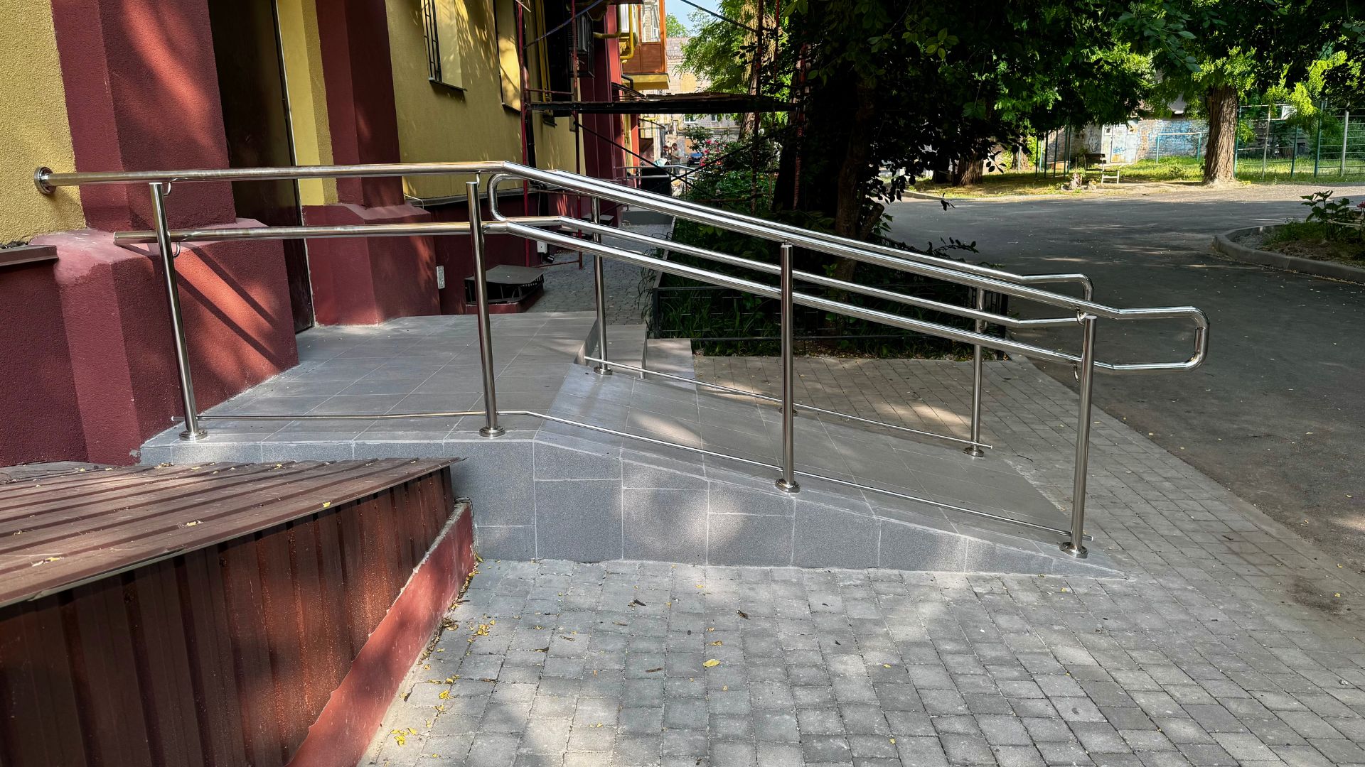 Троянди замість руїн: як оновили Сталеварів,16 після обстрілу