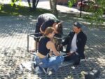 З користю для міста і природи: екоактивісти встановили меблі з перероблених матеріалів у дворі Молодіжного центру