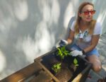 З користю для міста і природи: екоактивісти встановили меблі з перероблених матеріалів у дворі Молодіжного центру