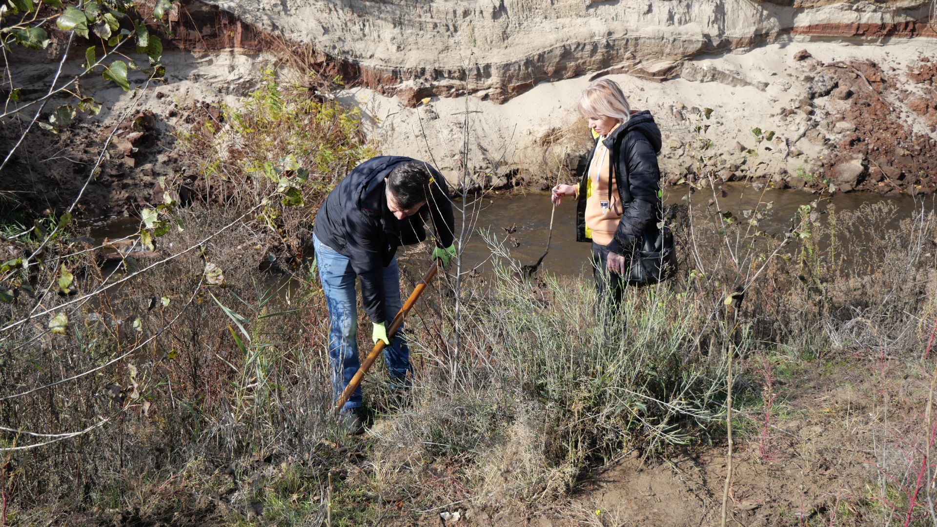 «Палаюча Москва» на берегах Сухої: як запоріжці рятують річку бузковою толокою