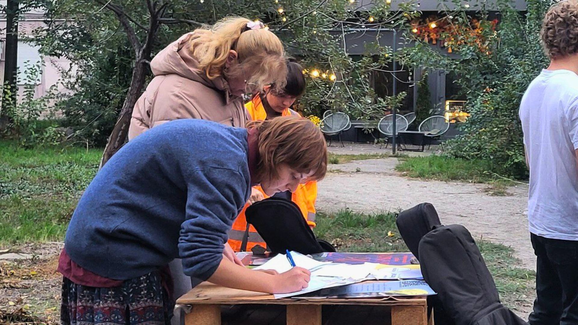 Музика, пам’ять та боротьба: як у Запоріжжі гуртуються для порятунку скверу Тарасова