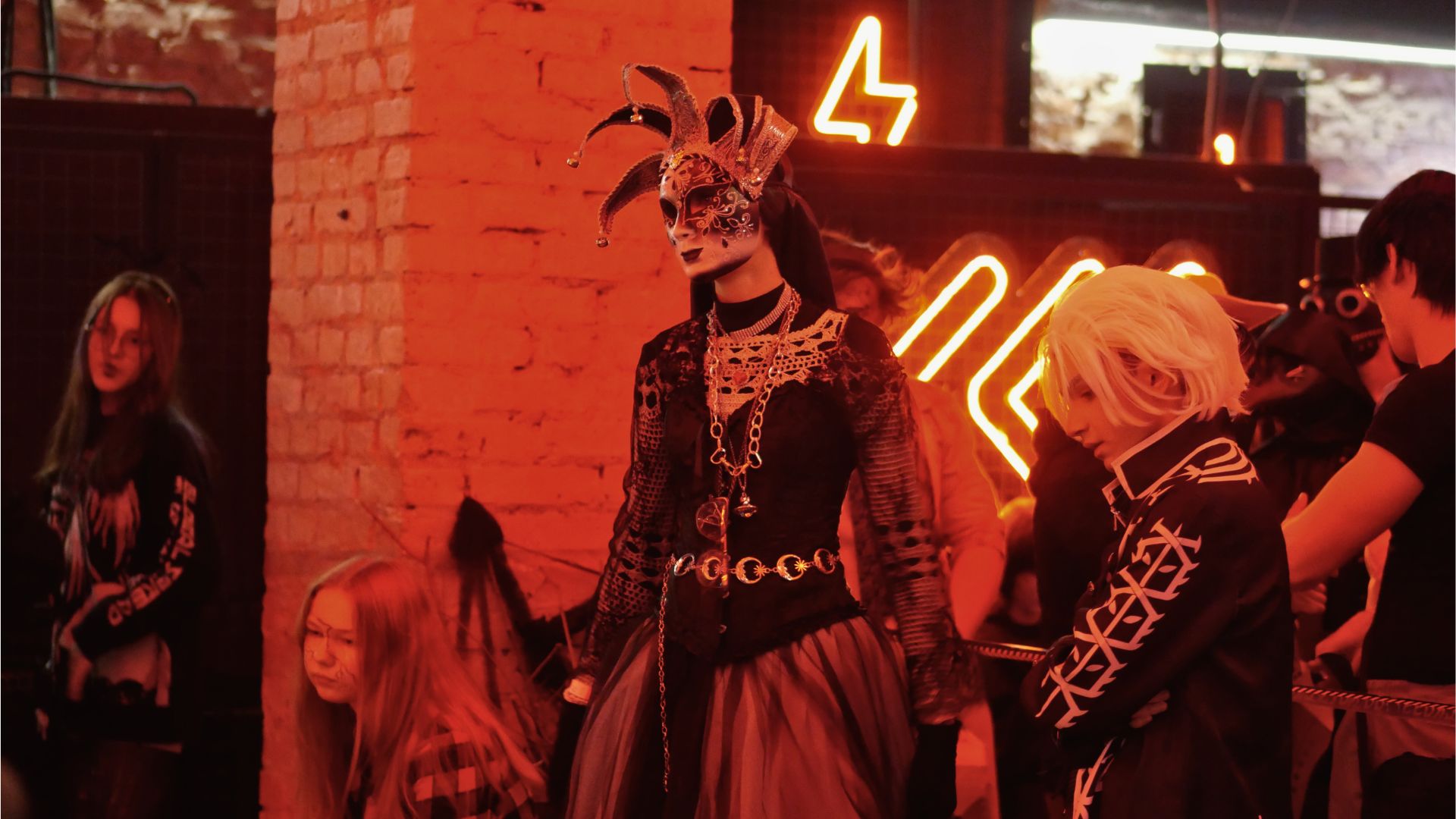 Костюми, аніме та техно: як Запоріжжя відсвяткувало Геловін