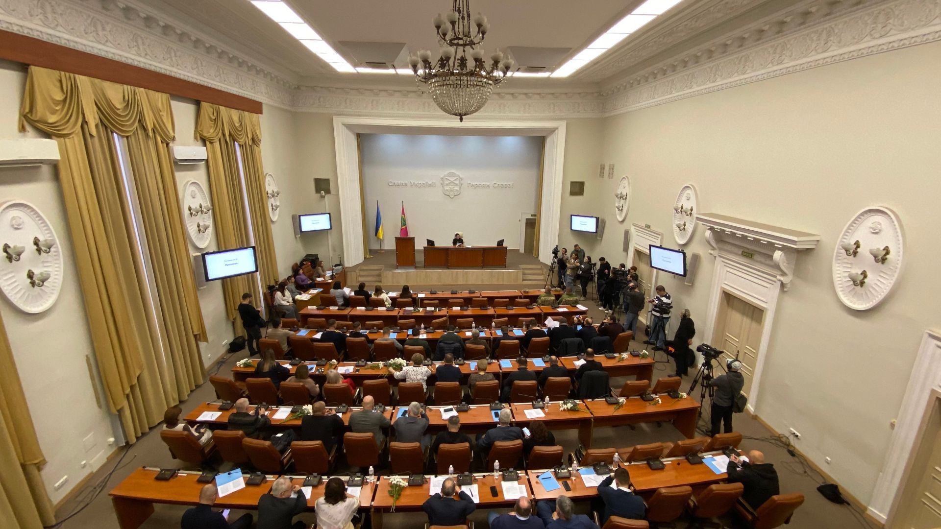 Натисни щоб дізнатись більше про: Нова назва Комунарського, зміни в бюджеті та питання МАФів: як пройшла сесія Запорізької міської ради